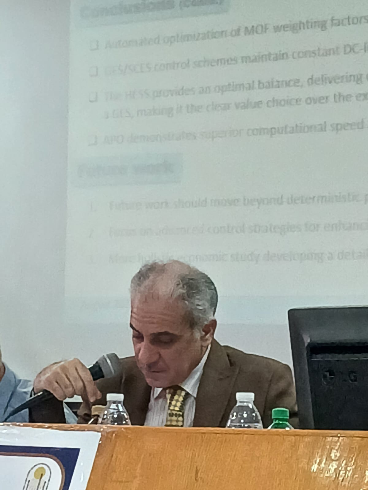 رئيس جامعة أسوان يشارك في مناقشة رسالة دكتوراه حول تحسين أداء الشبكات الكهربائية بجامعة اسيوط 