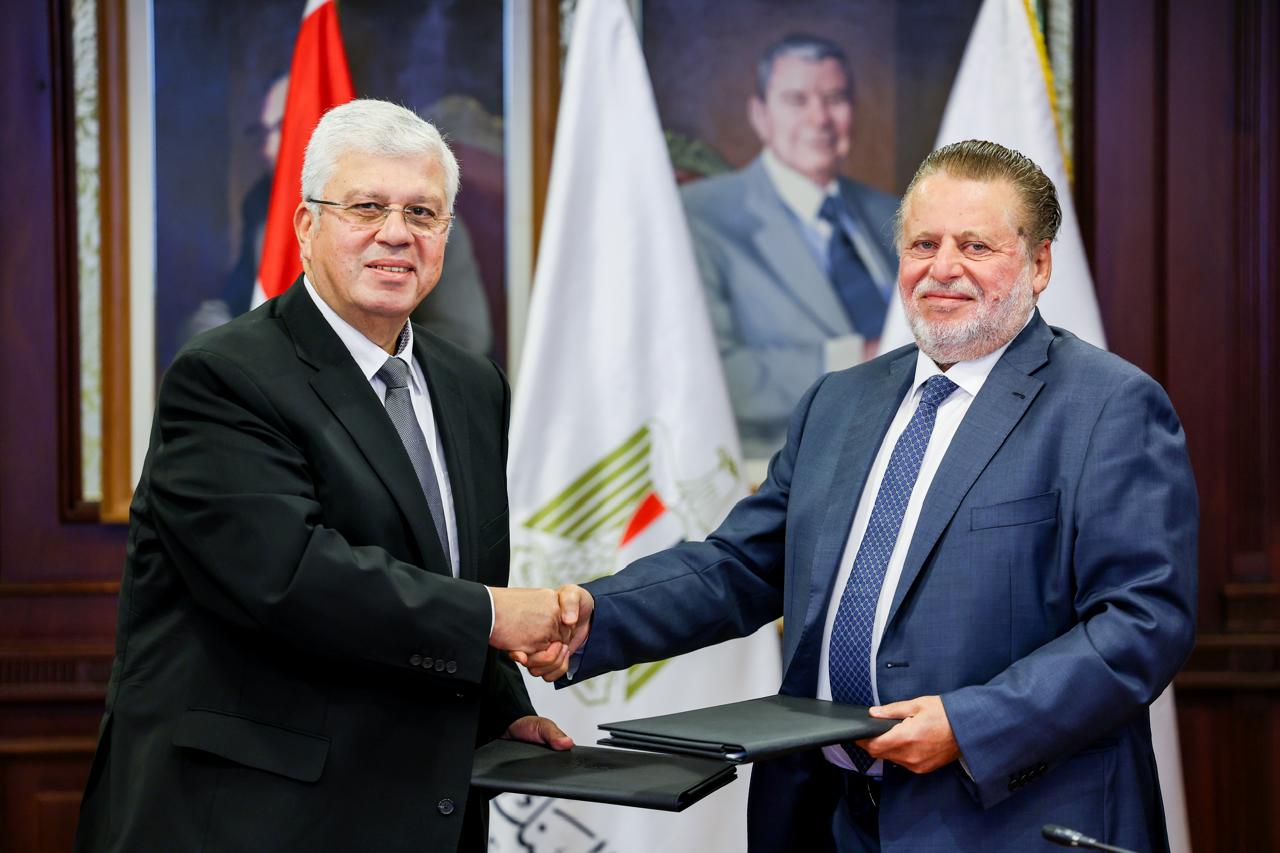 محافظ البنك المركزي ووزير التعليم العالي يوقعان بروتوكولي تعاون لتوفير منح جامعية للطلاب المتفوقين غير القادرين والمتضررين من توقف برنامج المعونة الأمريكية