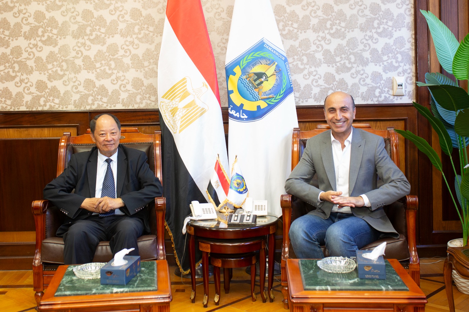 رئيس جامعة دمنهور يستقبل وفد رفيع المستوى من جامعة شاندونج الصينية لبحث سبل التعاون بين الطرفين
