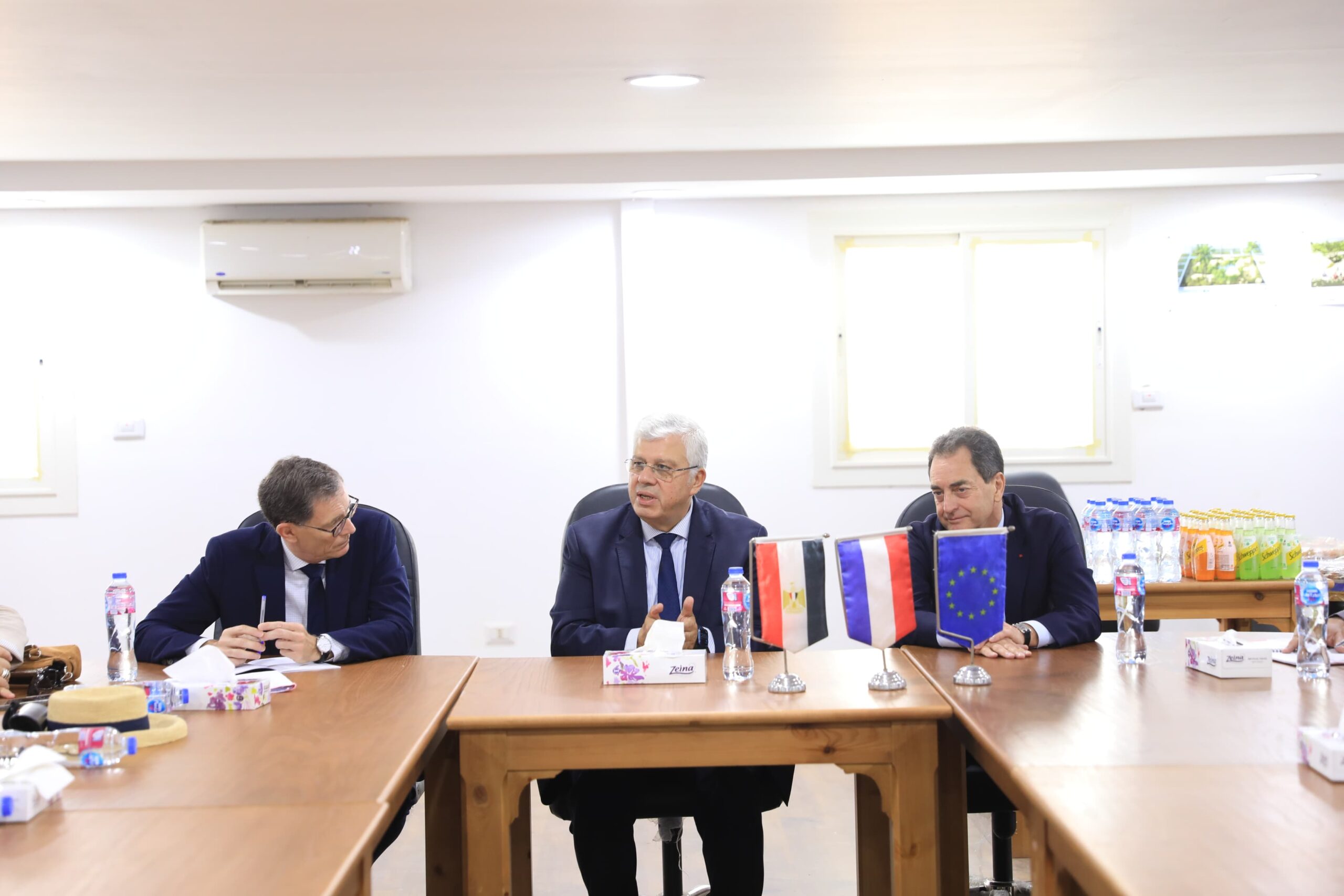 وزير التعليم العالي يبحث مع وفد مجلس الشيوخ الفرنسي والسفير الفرنسي سبل تعزيز التعاون الأكاديمي والبحثي