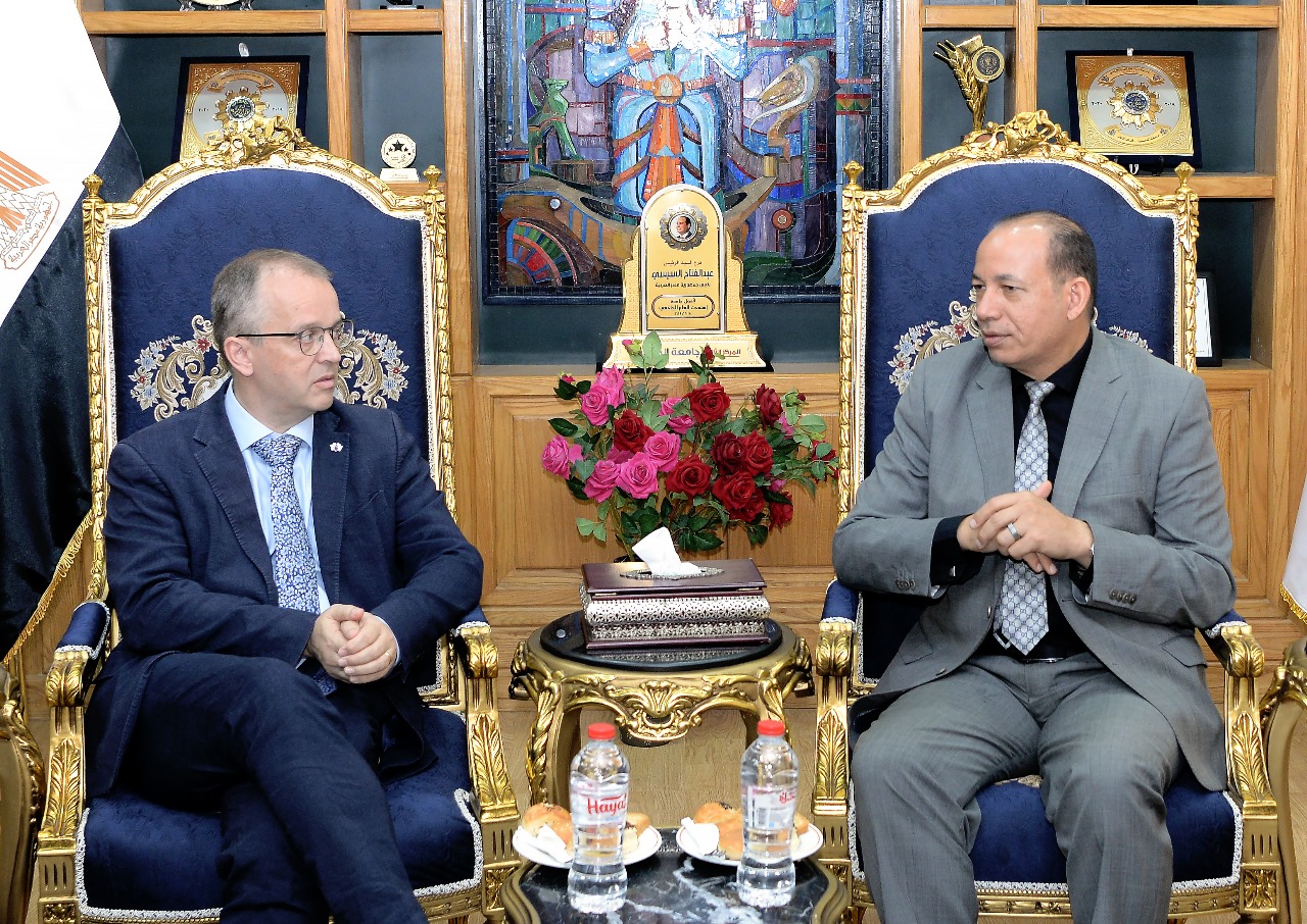 رئيس جامعة المنصورة يستقبل نائب عميد العلاقات الدولية للقطاع الطبي بجامعة مانشستر