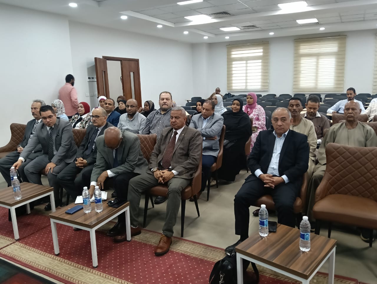 جلسة تشاروية لتقيم مشروع تعزيز المهارات وفرص التوظيف فى قطاع الأعمال الزراعية بقرى بنبان غرب النيل بأسوان