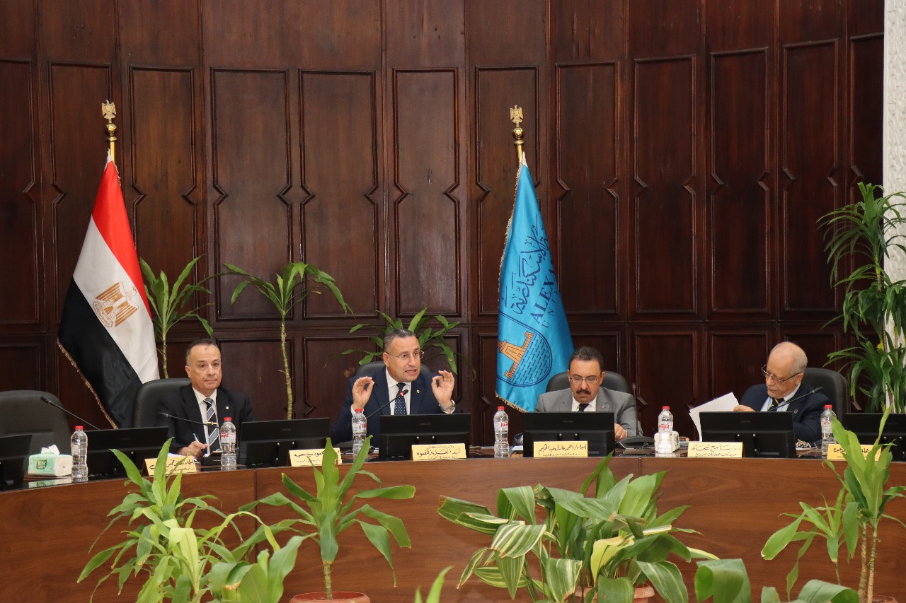 مجلس جامعة الإسكندرية يهنئ القيادات الجامعية الجديدة ويستعرض خطط التطوير والتعاون الدولى