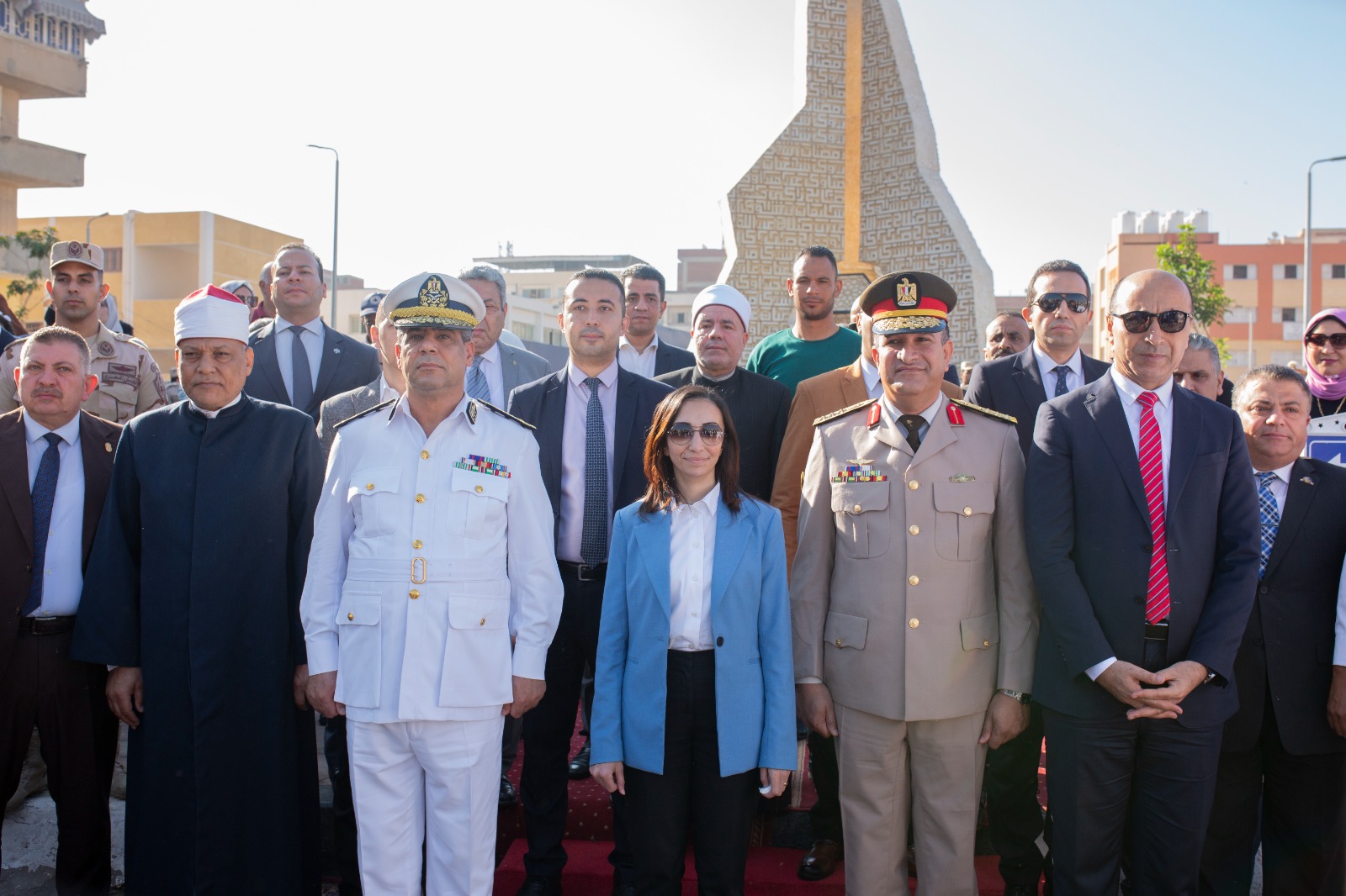 محافظ البحيرة ورئيس جامعة دمنهور يضعان إكليل من الزهور على قبر الجندي المجهول احتفالا بالذكرى الــ 52 لانتصارات أكتوبر المجيدة