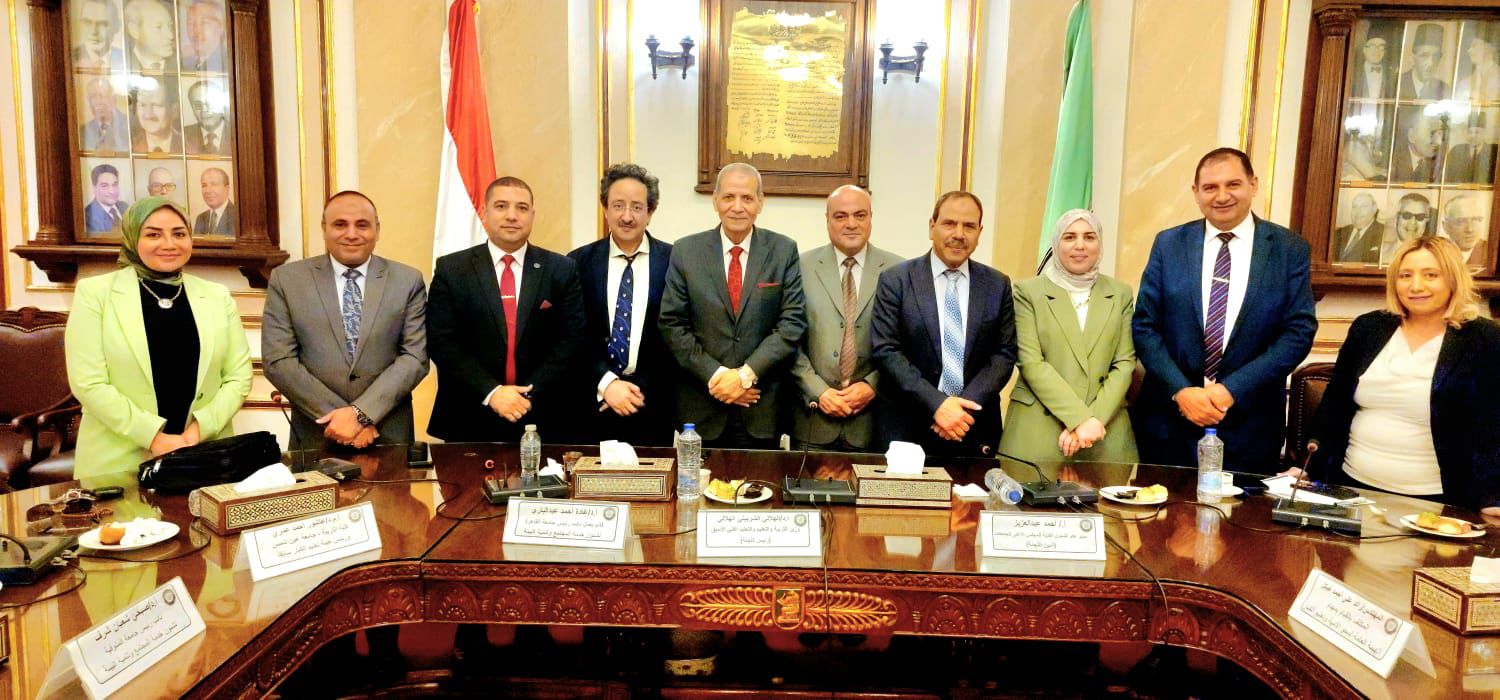 جامعة سوهاج تؤكد على دورها الريادي في مجال محو الأمية خلال اجتماع اللجنة العليا” 