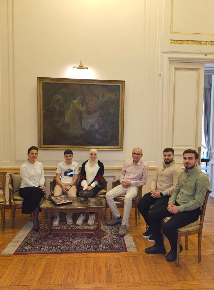 سفير تركيا بالقاهرة يستقبل أسرة فلسطينية نازحة من غزة