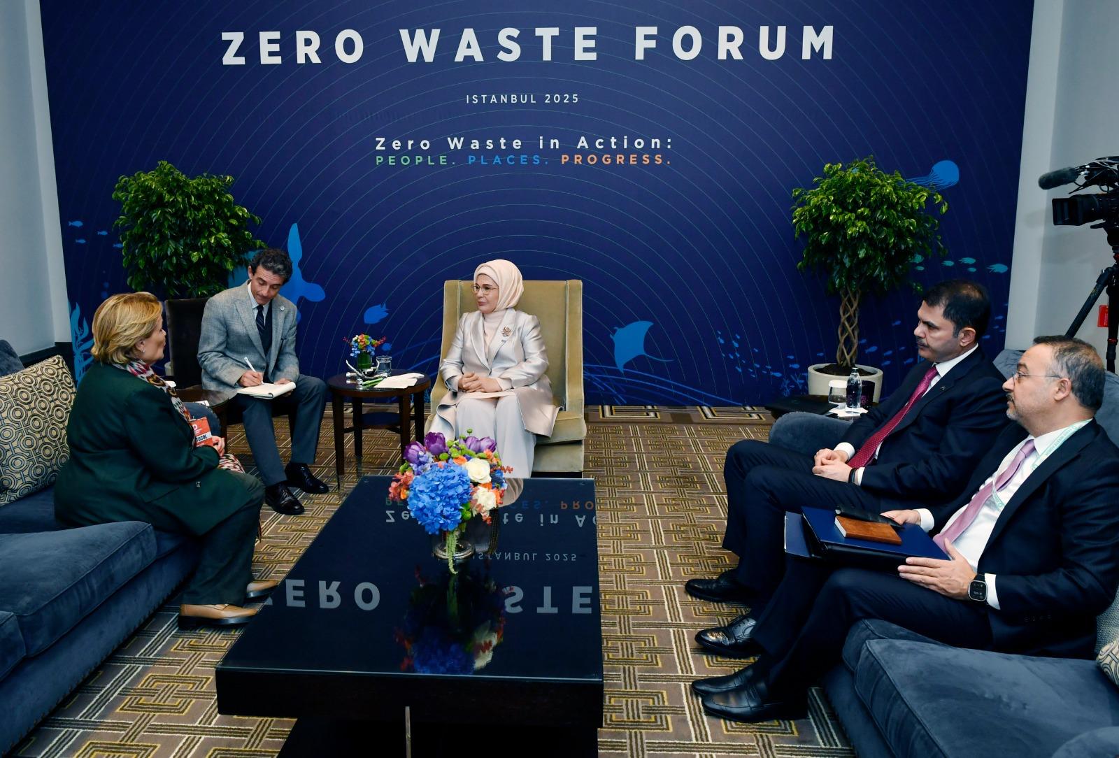 أمينة أردوغان تلتقي بعدد من المشاركين الرائدين في مجال القضايا البيئية ضمن فعاليات المنتدى الدولي لصفر نفايات