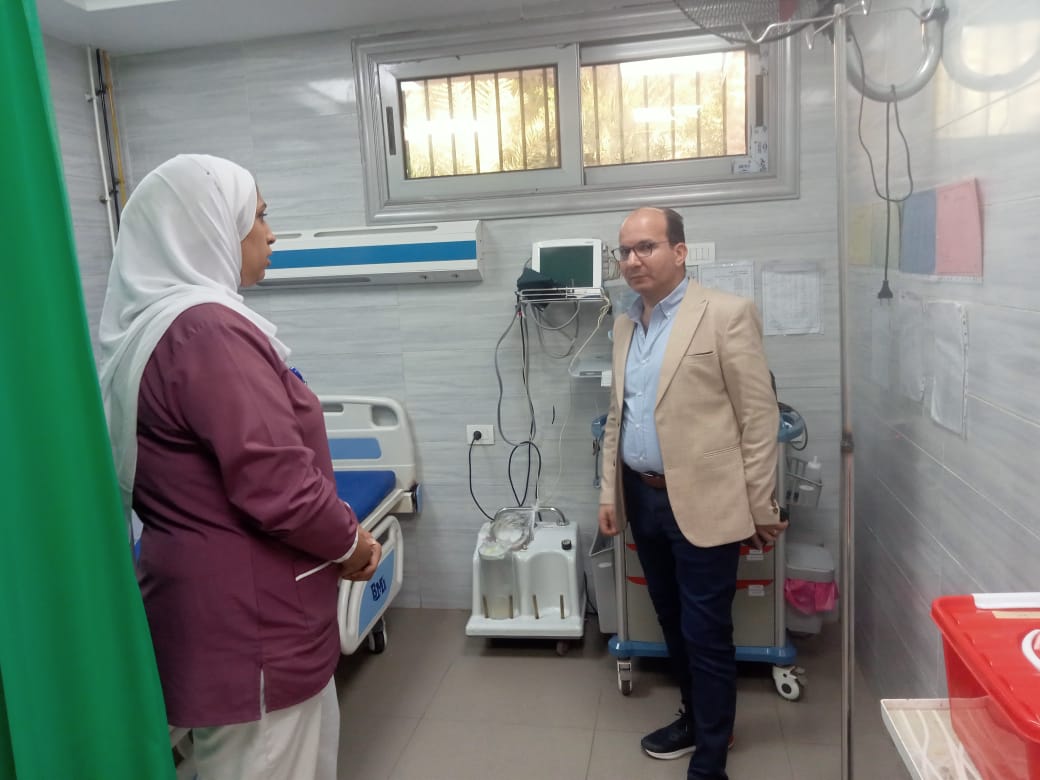 حمودة الجزار وكيل الصحة بالدقهلية في زيارة ليلية مفاجئة لمستشفى الحميات