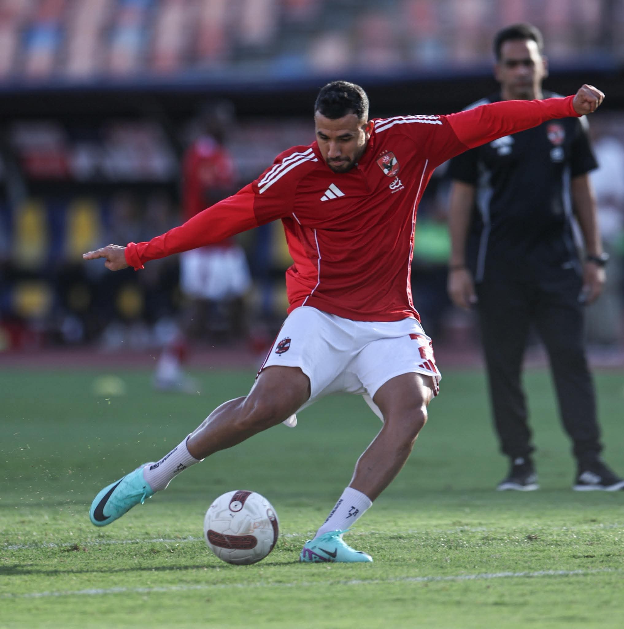 الأهلي يفوز بصعوبة ويتصدر قمة الدوري