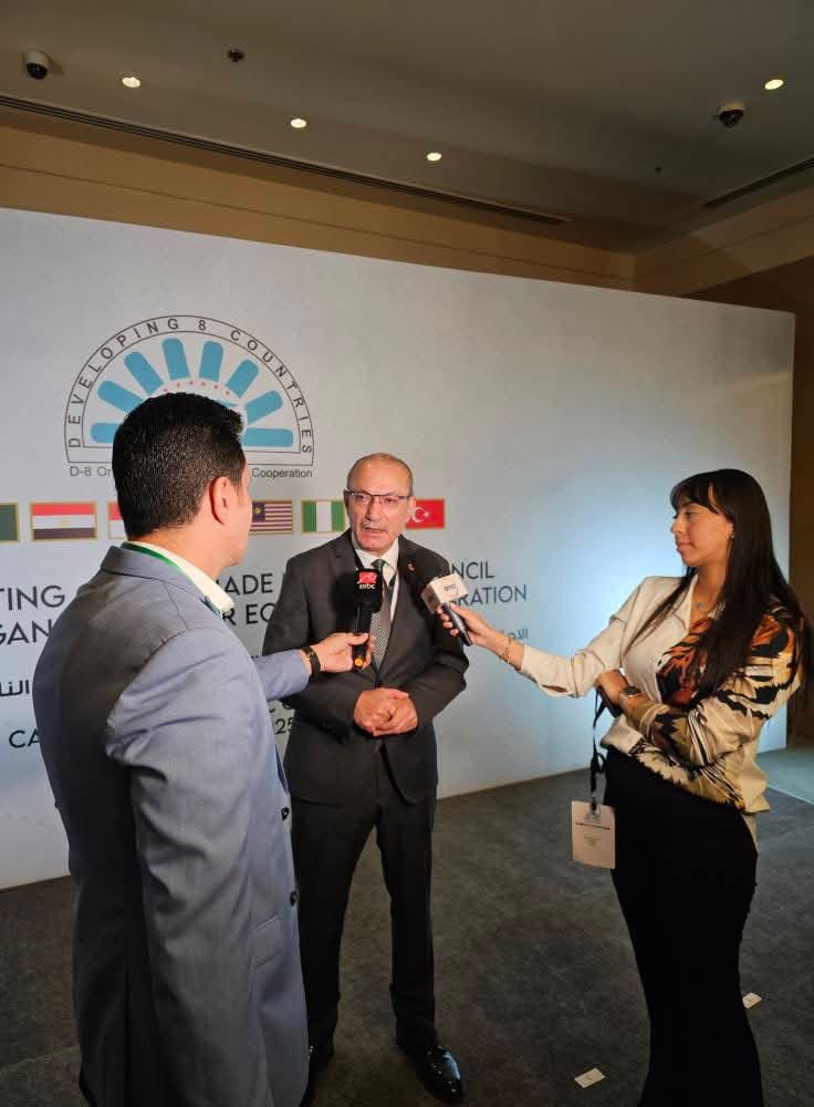 سفير تركيا بالقاهرة يرافق وزير التجارة التركي في اجتماع وزراء تجارة دول D8 بالقاهرة