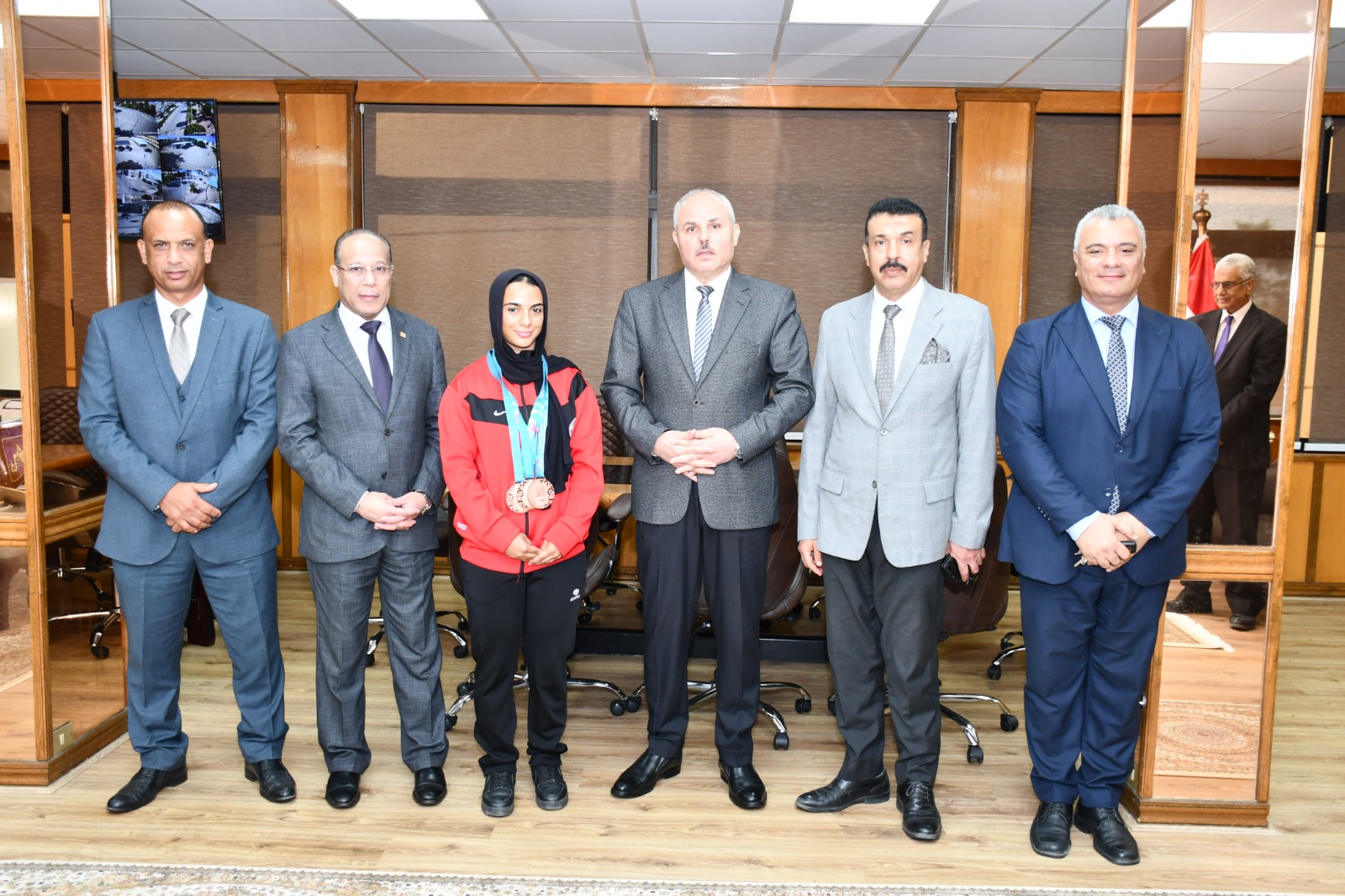 رئيس جامعة قناة السويس يستقبل بطلة رفع الأثقال نورا عصام حلمي ويُشيد بإنجازاتها القارية والدولية