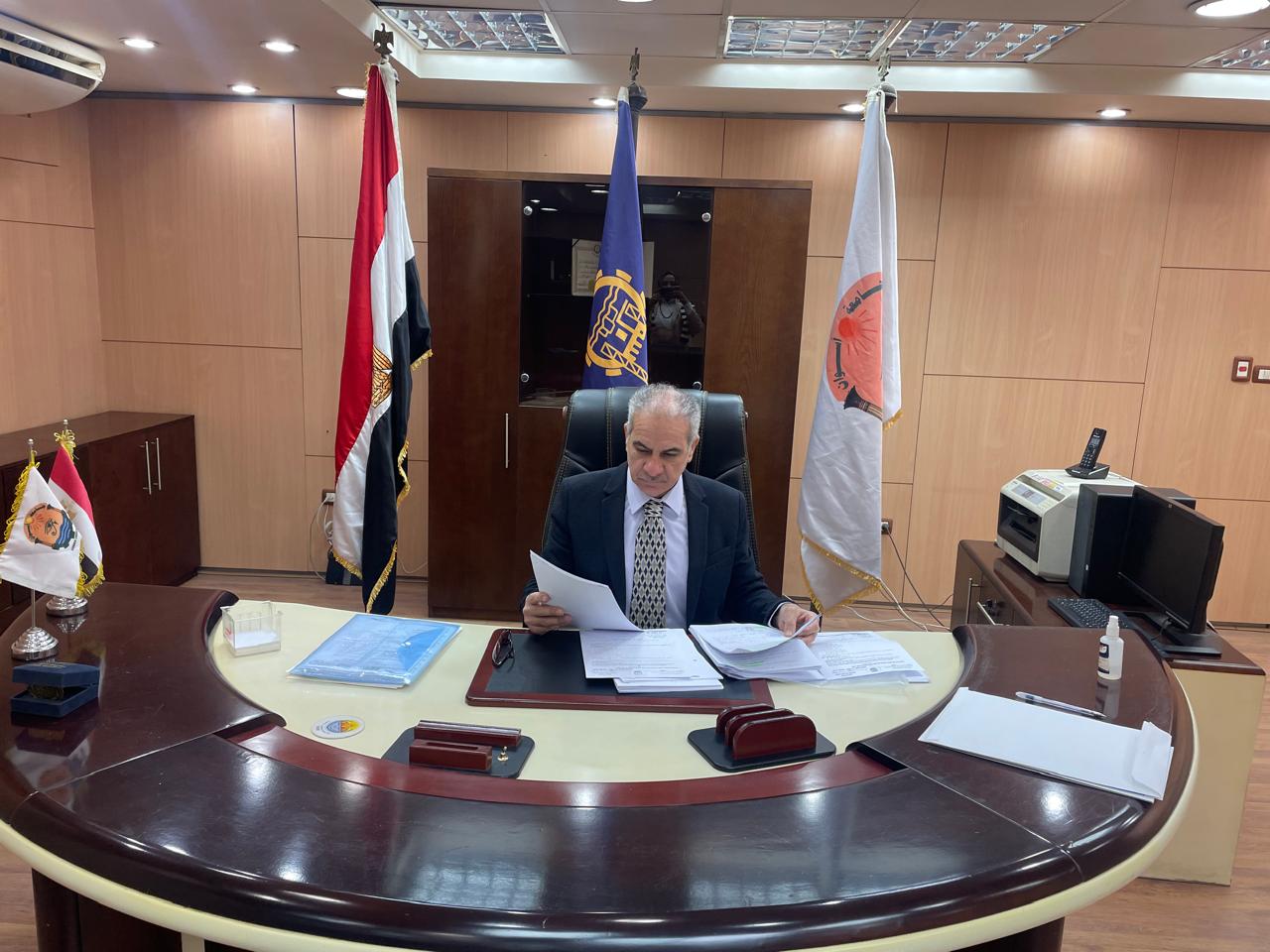 رئيس جامعة أسوان يؤكد علي الالتزام بتوفيق أوضاع العمالة المؤقتة بالتنسيق مع جهاز التنظيم والإدارة